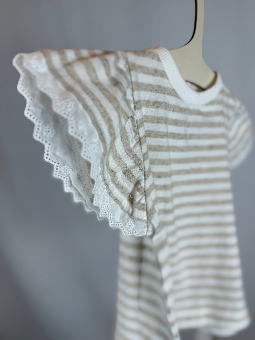 ✨ Maglia Righe Naturali con Manica in Pizzo – Snug