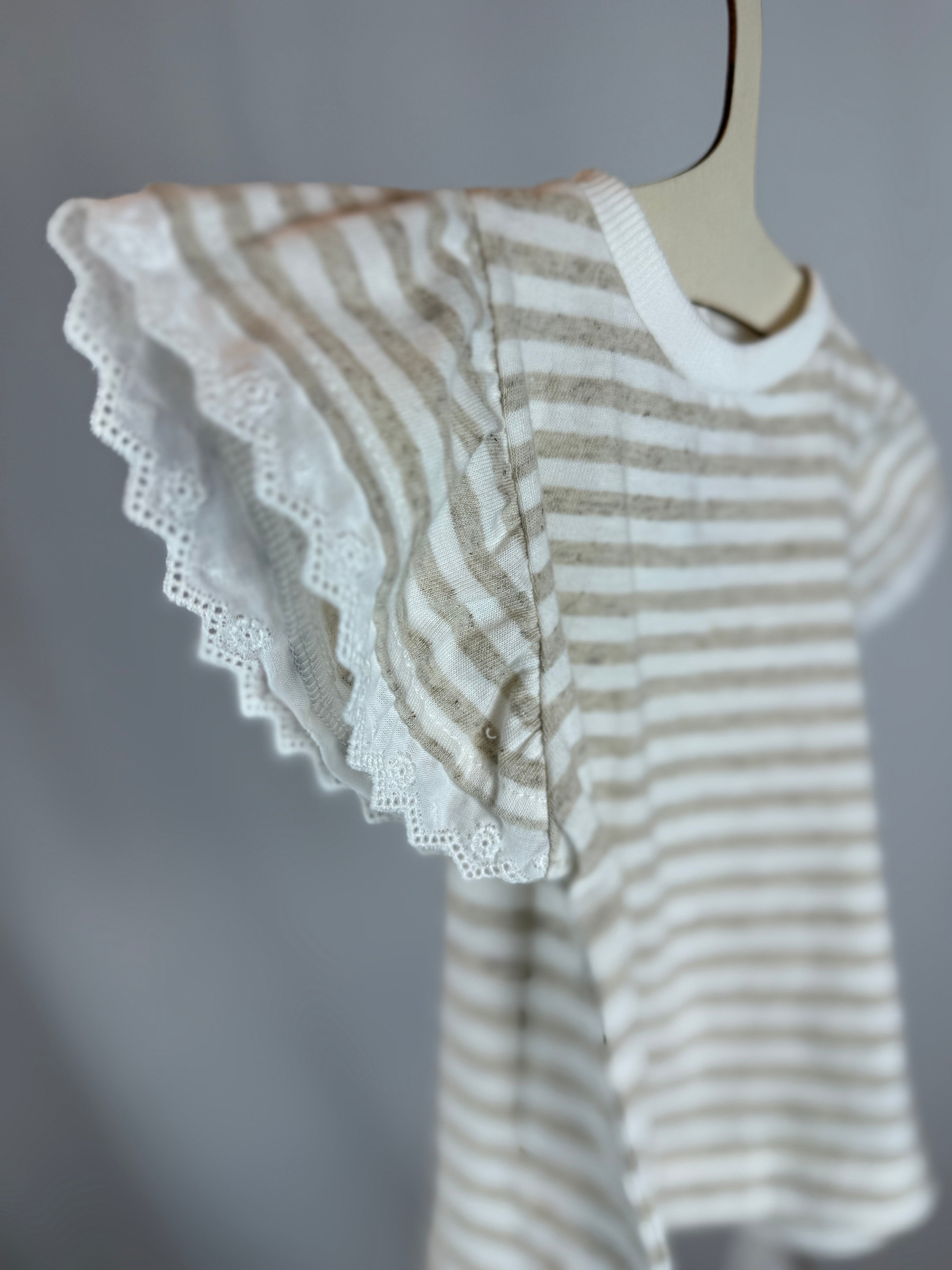 ✨ Maglia Righe Naturali con Manica in Pizzo – Snug