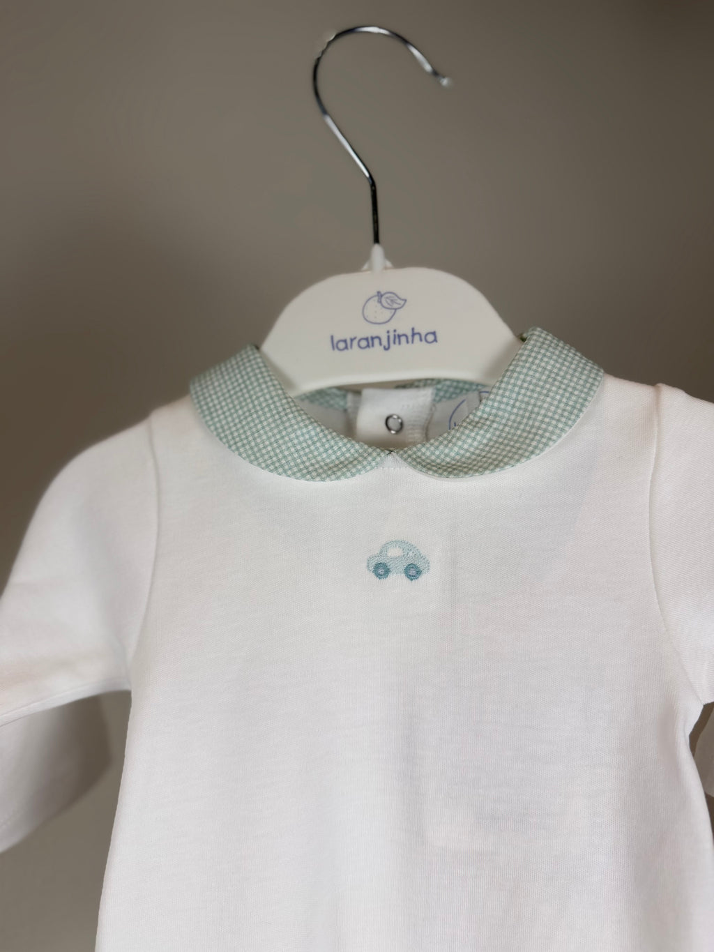 💚 Tutina neonato con colletto vichy e ricamo macchinina