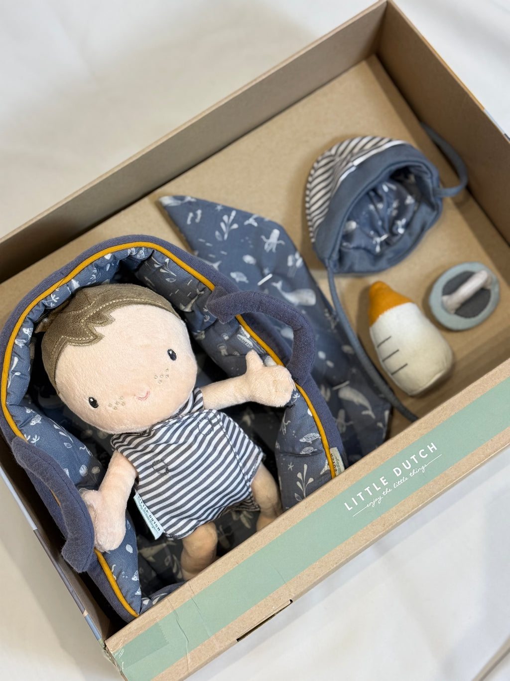 👶💙 Bambola Jim con Navicella e Accessori – Little Dutch