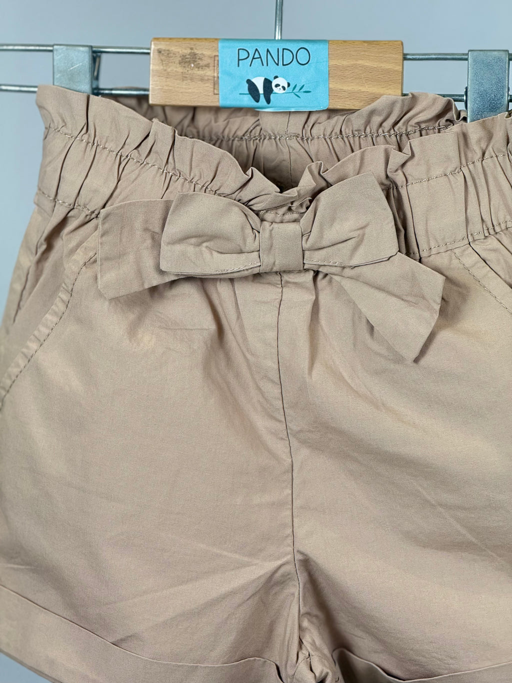 Shorts Bambina con Fiocco e Vita Arricciata – Beige