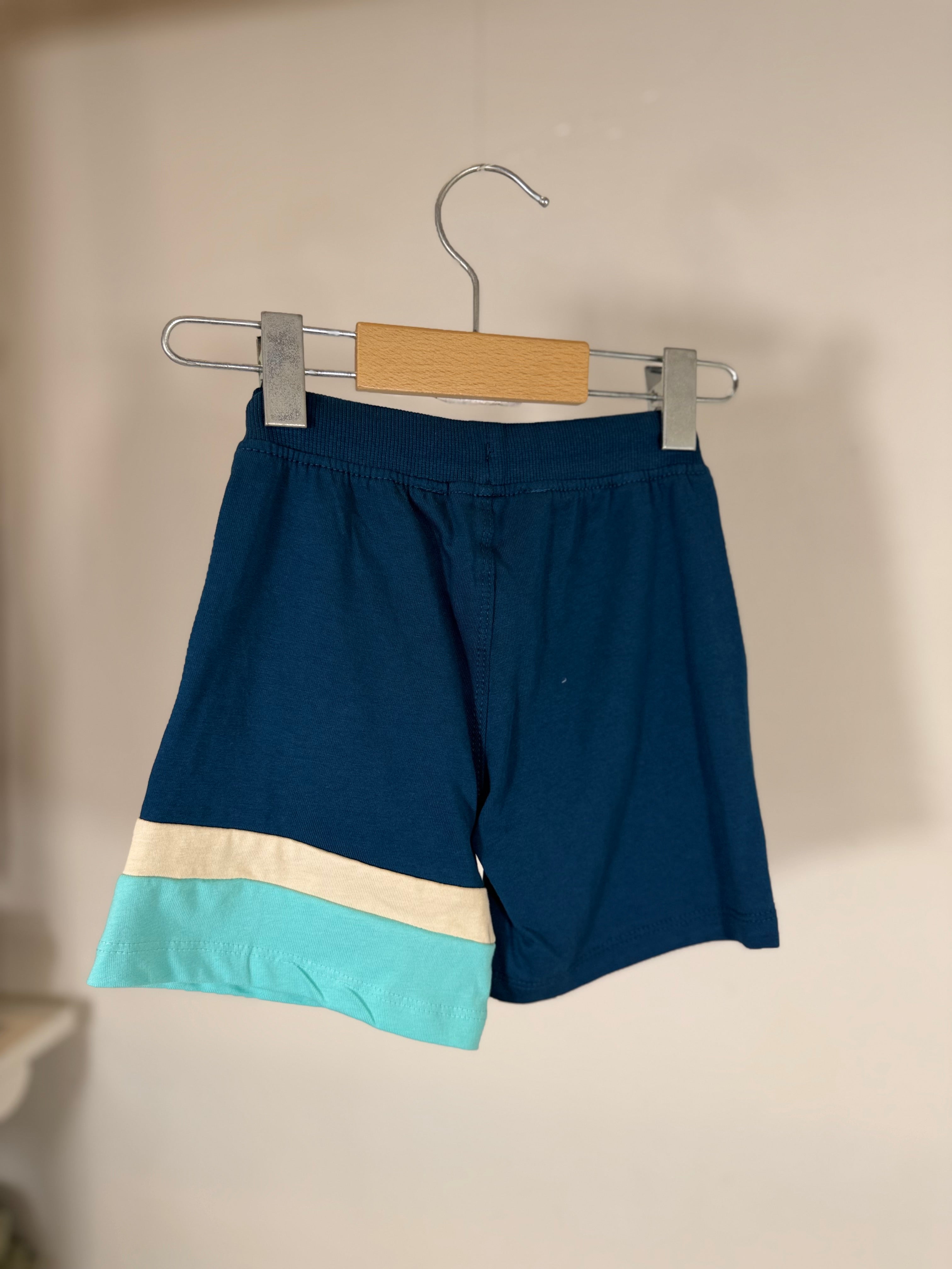 💙 Shorts bambino sportivi con dettagli colorati