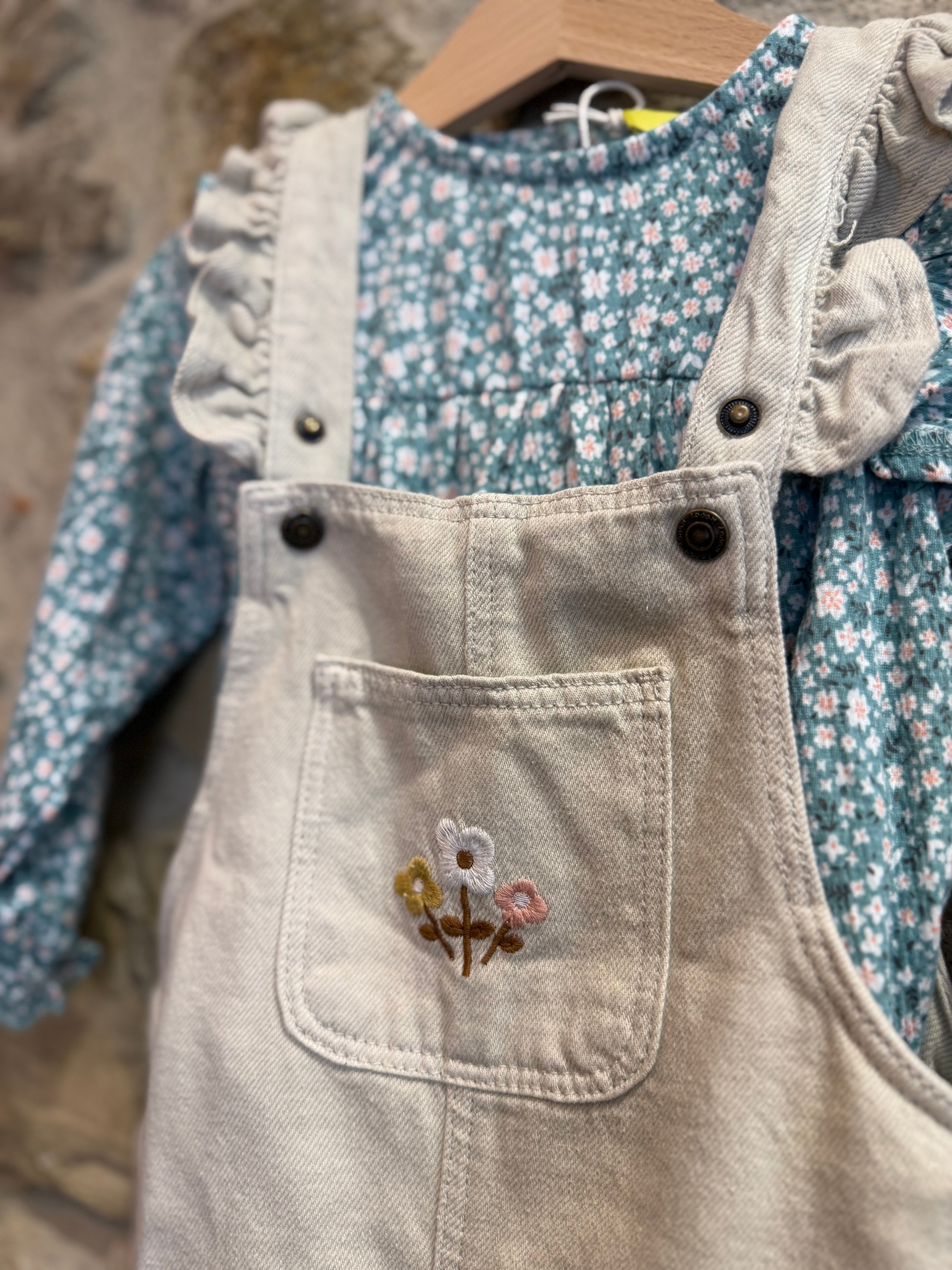Salopette con fiori
