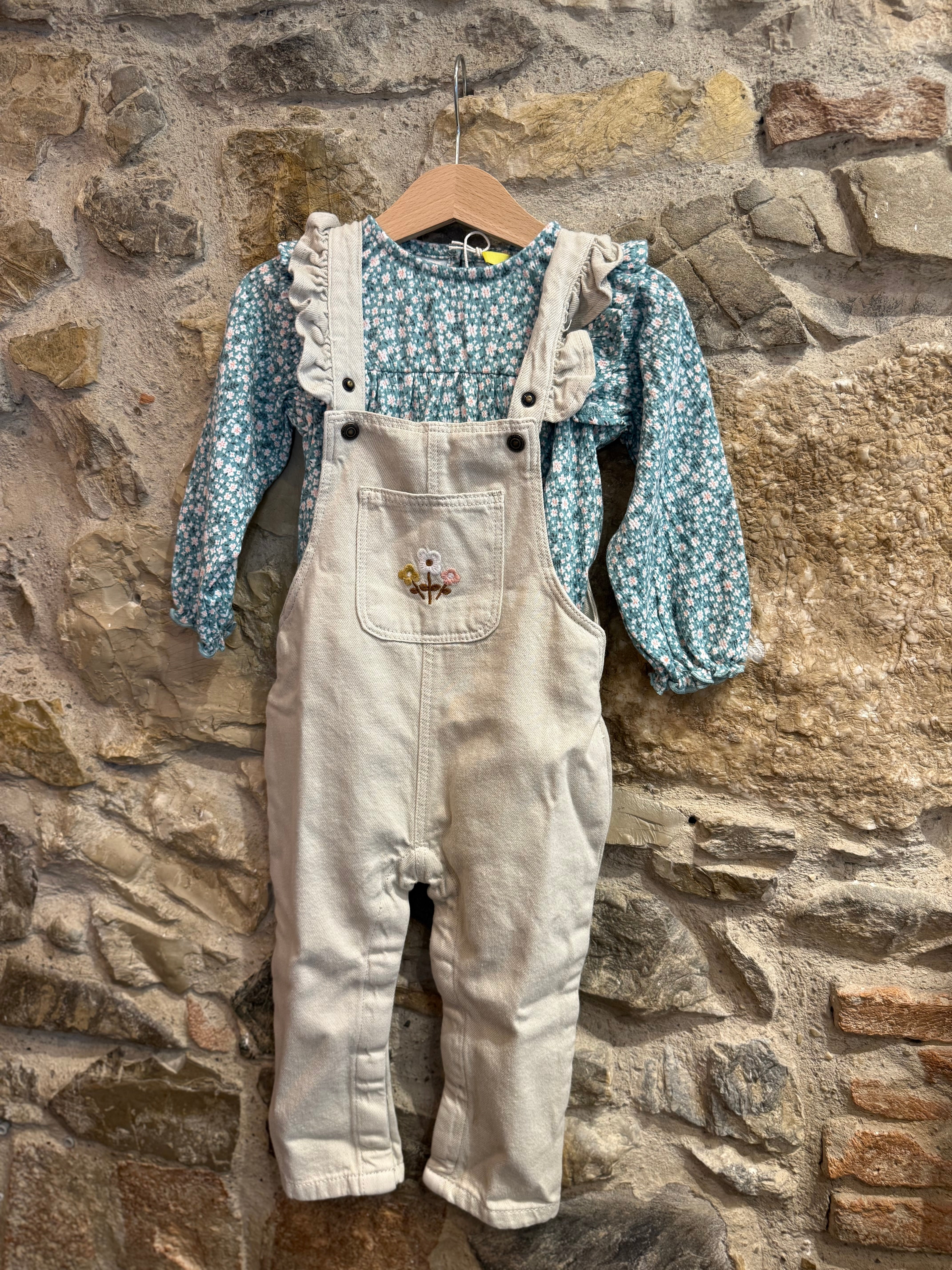 Salopette con fiori