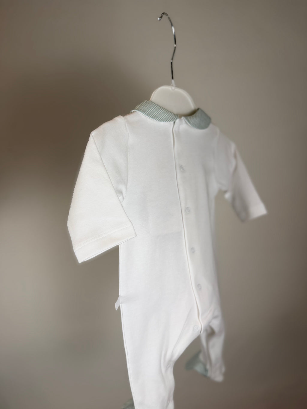 💚 Tutina neonato con colletto vichy e ricamo macchinina