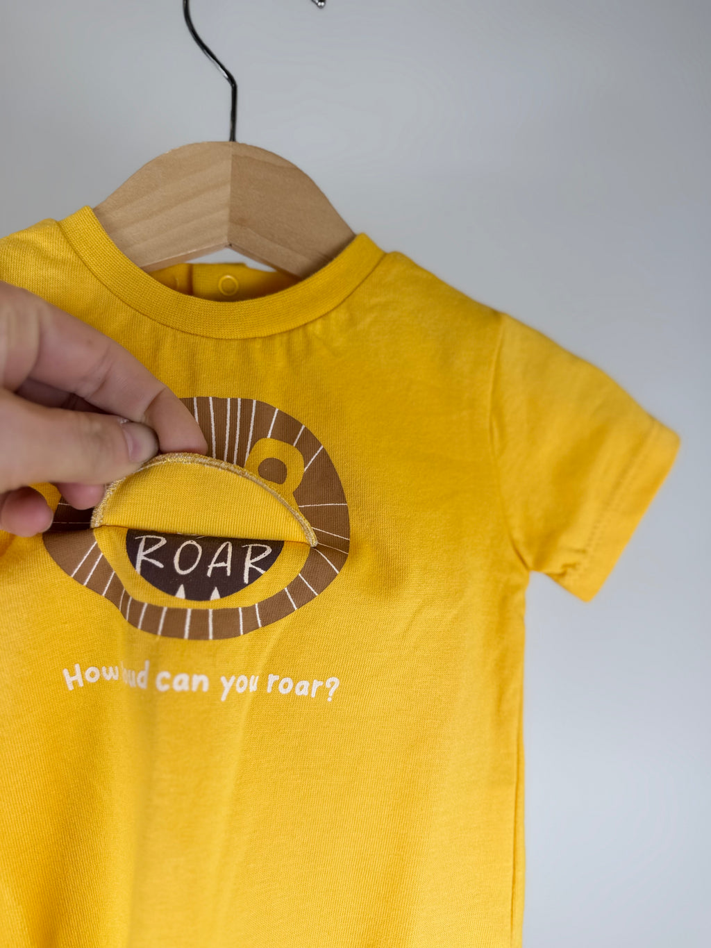 🦁 T-shirt neonato con leoncino “Roar”