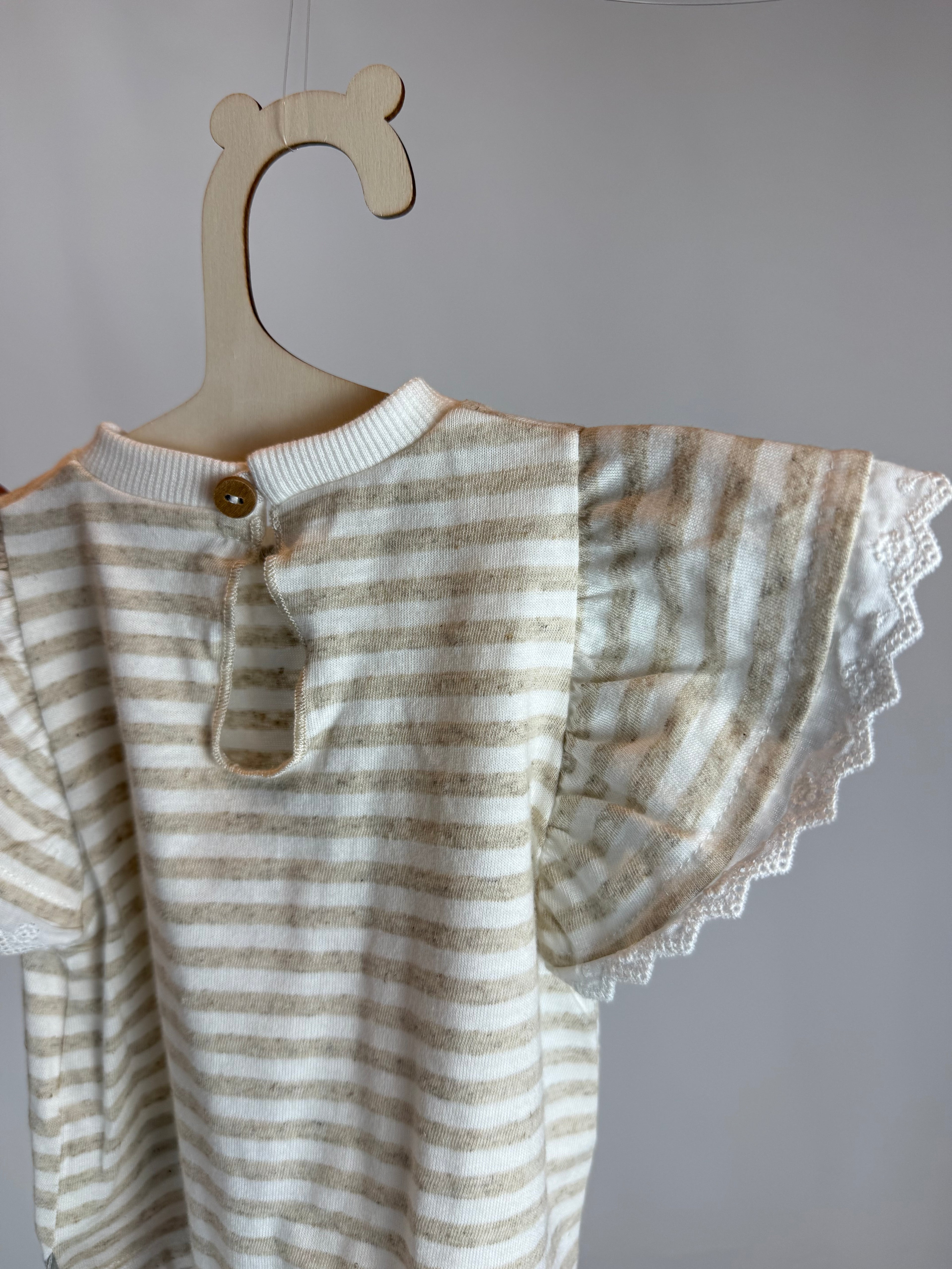 ✨ Maglia Righe Naturali con Manica in Pizzo – Snug