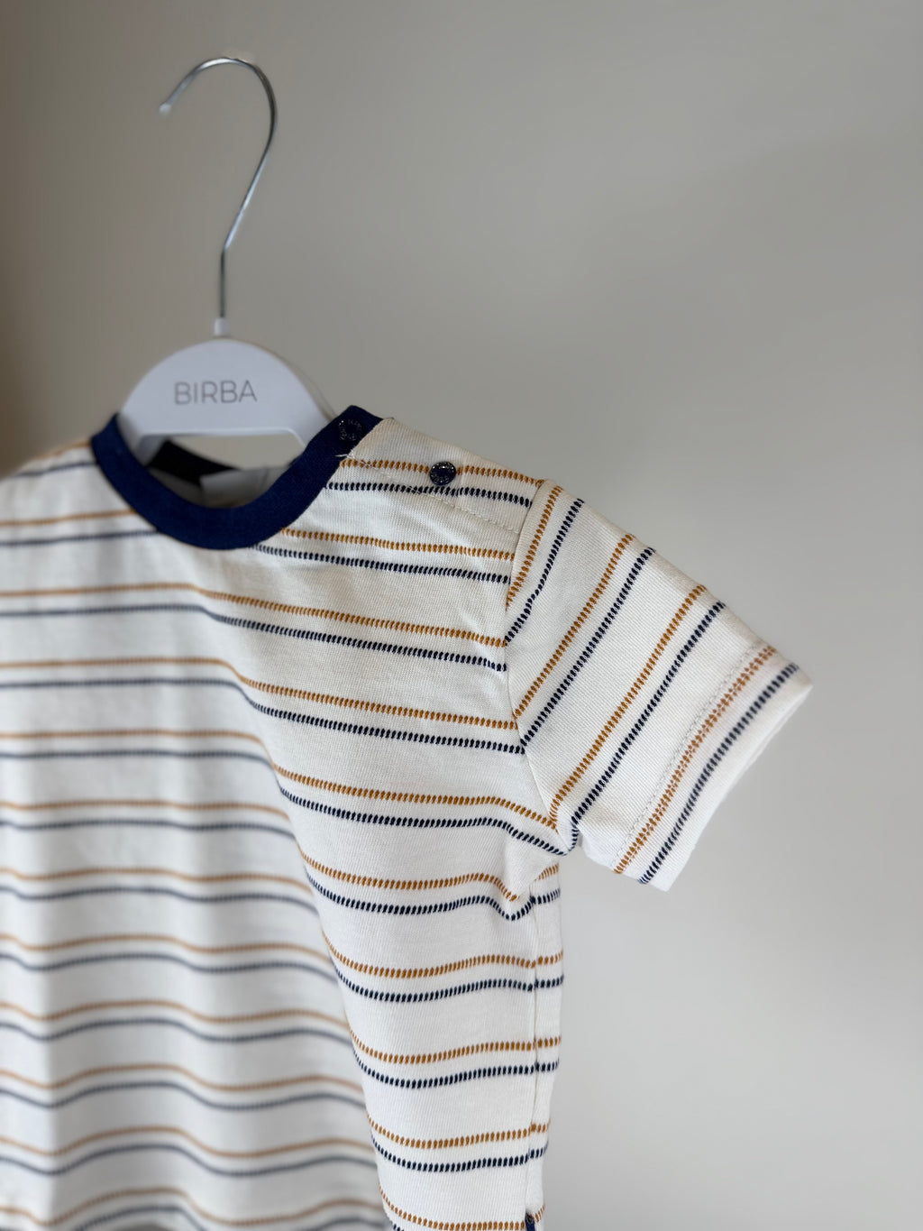 🤍 T-shirt neonato a righe con collo a contrasto
