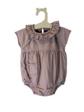 Pagliaccetto Neonata con Colletto Volant “Rose Dust”