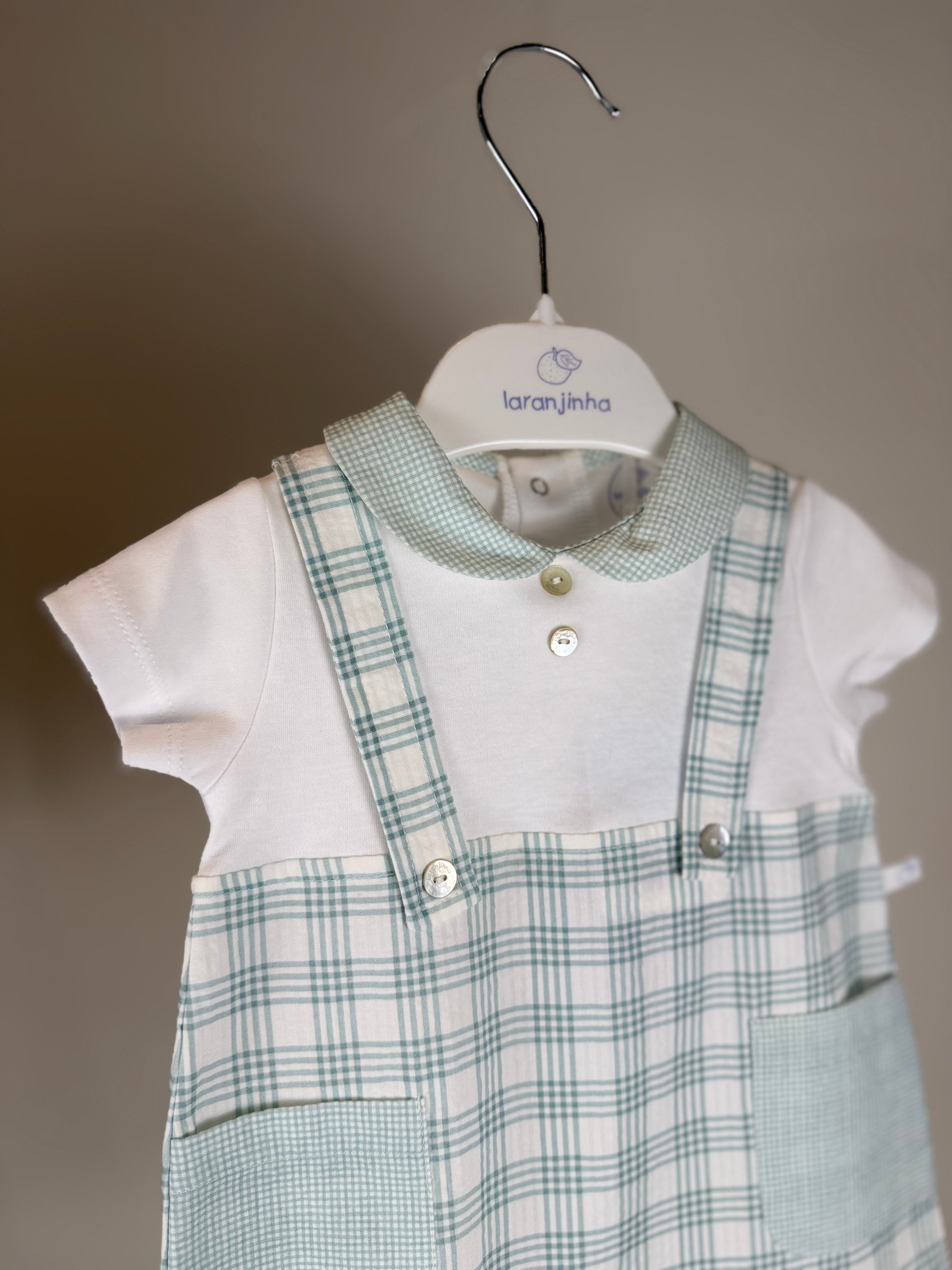 🍃 Completo neonato con salopette a quadretti