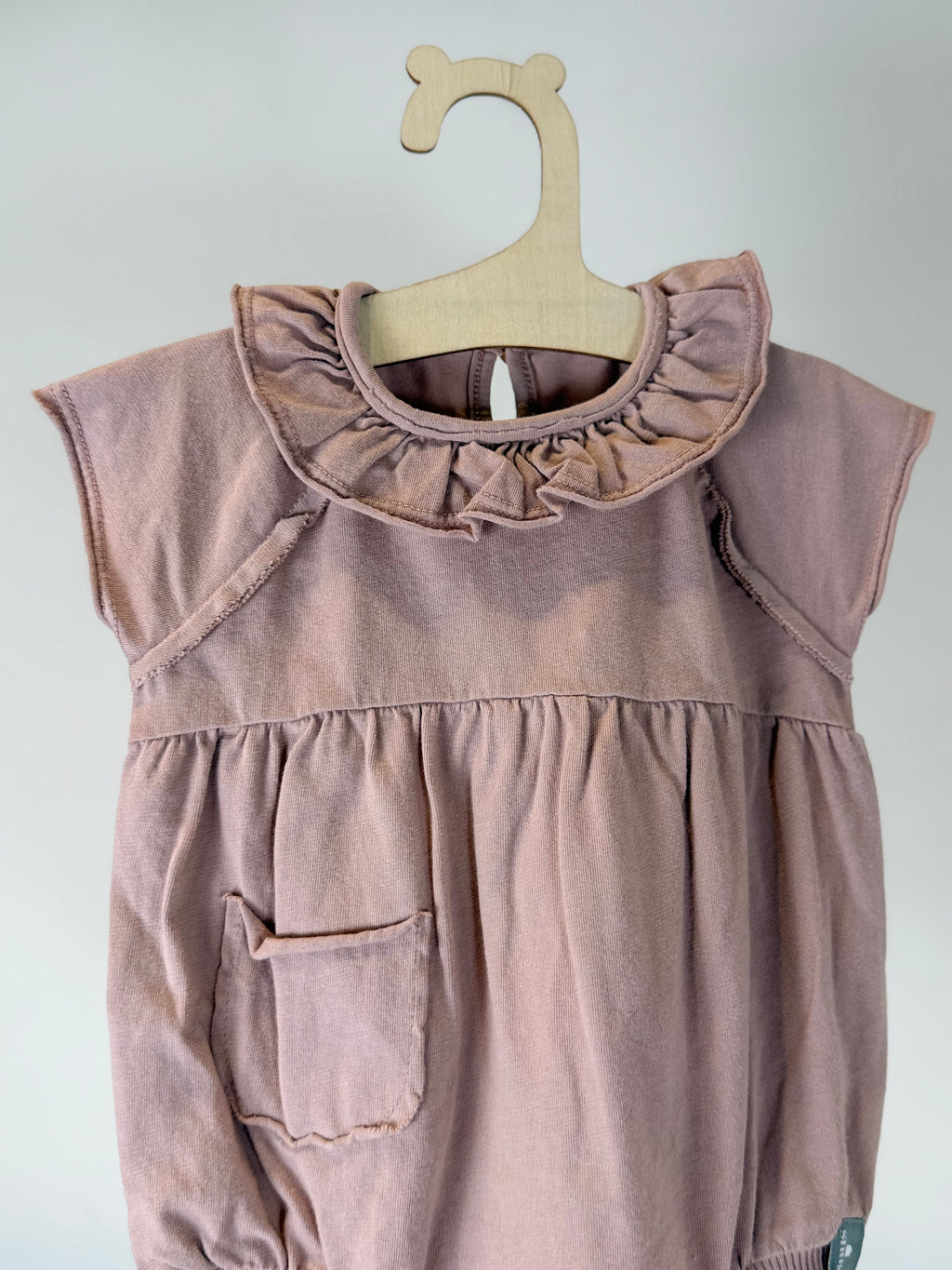 Pagliaccetto Neonata con Colletto Volant “Rose Dust”