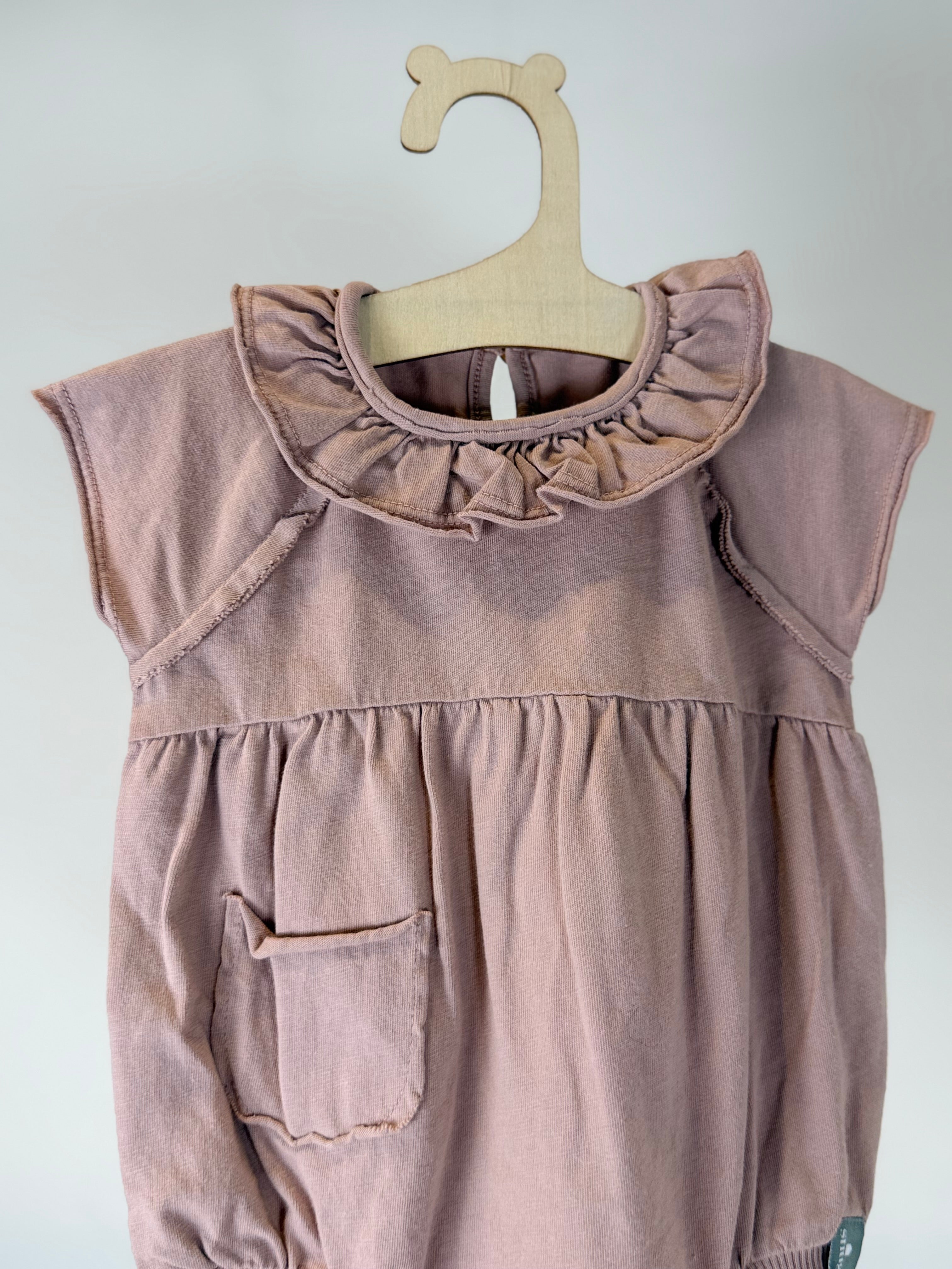 Pagliaccetto Neonata con Colletto Volant “Rose Dust”